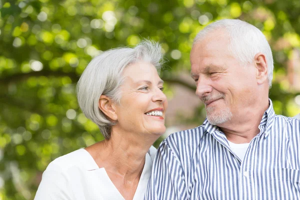 Feliz pareja de ancianos —  Fotos de Stock