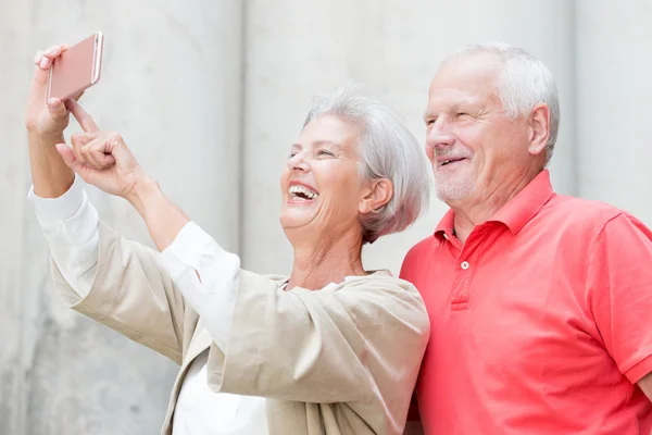 Äldre par göra selfie — Stockfoto