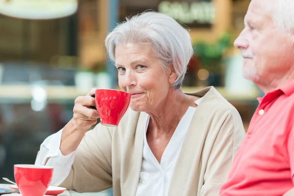 Pareja de ancianos beber café — Foto de Stock