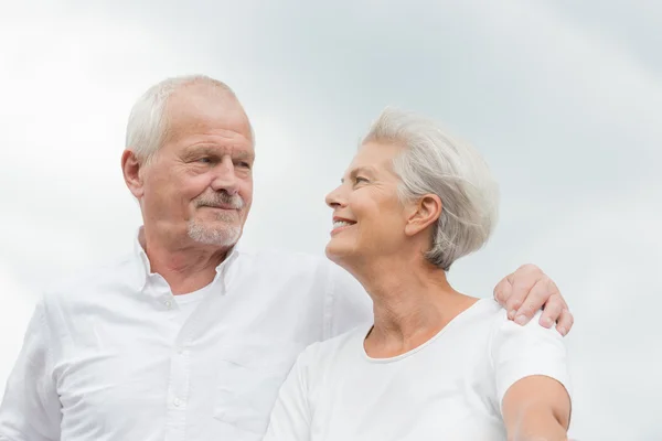 Feliz pareja de ancianos —  Fotos de Stock