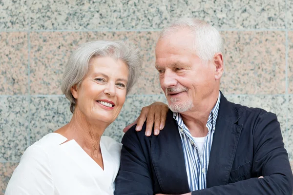 Feliz casal sênior ao ar livre Imagens De Bancos De Imagens