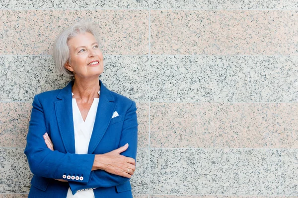 Lachende senior vrouw — Stockfoto