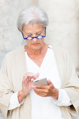 Aktif kıdemli kadın 