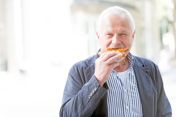 Uomo anziano mangia — Foto Stock