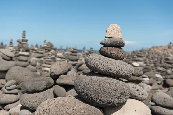 Cairn сірого каменів — стокове фото