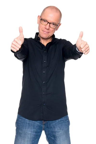 Lächelnder Mann mit schwarzer Brille lizenzfreie Stockfotos