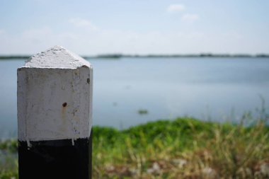 Beyaz-siyah beton kılavuz sütunları bulanık arka plan 