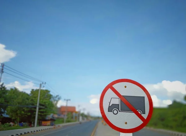 도로 배경 이 있는 출입을 금지하는 트럭 표지판 — 스톡 사진