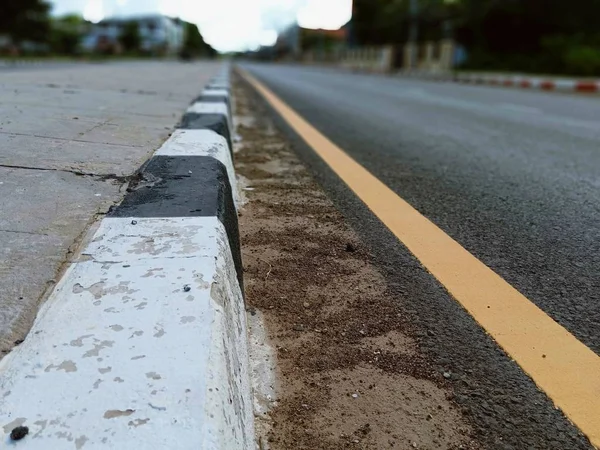 Tayland 'da beton yol kenarları siyah beyaz boyanmış..