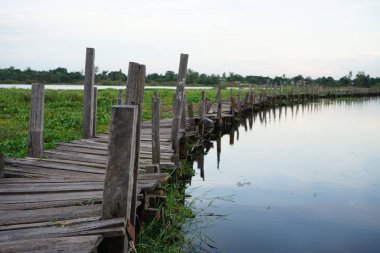 Tahta köprüler, Tayland 'daki toplulukların birliği tarafından inşa edildi..
