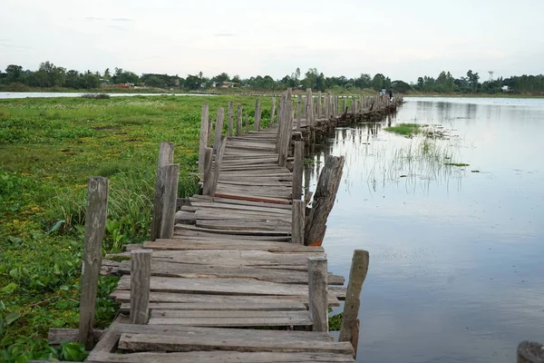 Wooden bridges, built by the unity of communities in Thailand. — Stock Photo, Image