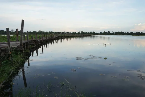 Ponts en bois, construits par l'unité des communautés en Thaïlande . — Photo