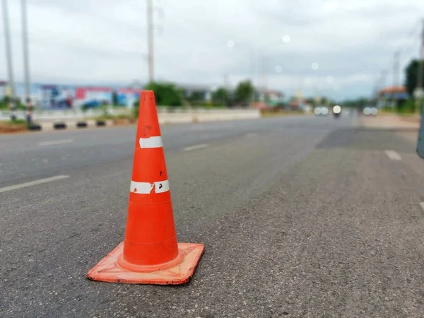 Roter Kegel auf der Straße in Thailand — Stockfoto