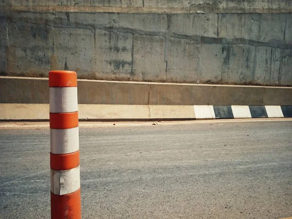 Бело-красный принцип предотвращает опасность на дороге в Таиланде — стоковое фото