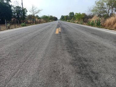 Tayland 'da asfalt yollar ve sarı trafik hatları