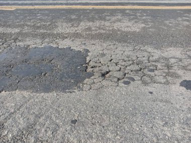 Yol yüzeyindeki çatlaklar çok uzun bir hizmet hayatı tarafından kırılır..
