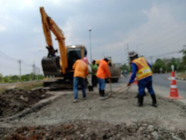 Bulanık görüntüler, yolların kazılması ağır makineler ve insan emeğiyle onarıldı