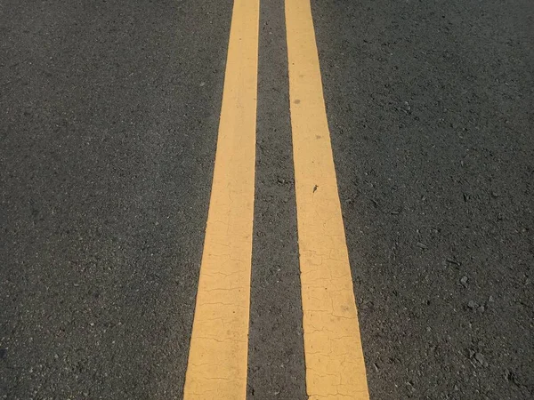 Δρόμοι Ασφάλτου Στην Ταϊλάνδη Και Κίτρινες Γραμμές Κυκλοφορίας — Φωτογραφία Αρχείου