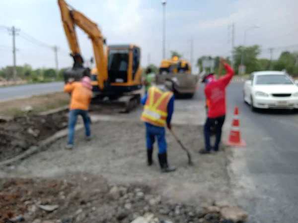 Bulanık görüntüler, yolların kazılması ağır makineler ve insan emeğiyle onarıldı