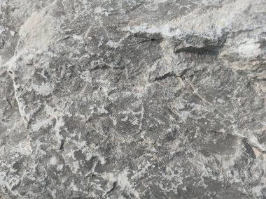 İnşaattaki soyut taşlar toprak çökmesine karşı yamaç korumasında kullanılır.