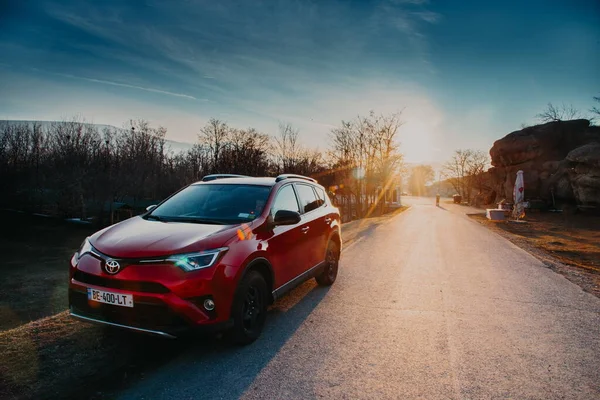 Carro Vermelho Estrada Pôr Sol Incrível Céu Azul — Fotografia de Stock