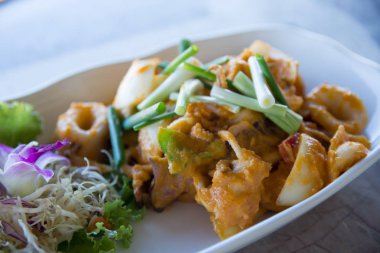 Kızarmış kalamar tuzlu yumurta sarısı, Tay deniz ürünleri mutfağı ile karıştırın