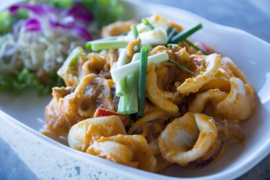 Kızarmış kalamar tuzlu yumurta sarısı, Tay deniz ürünleri mutfağı ile karıştırın