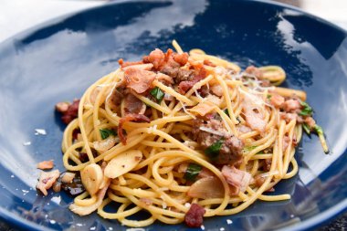 Spagetti kavrulmuş ricotta ve domates ile