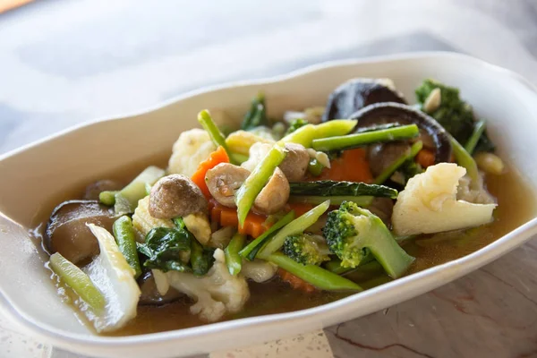 Comida tailandesa, mezcla de verduras salteadas con salsa de ostras — Foto de Stock