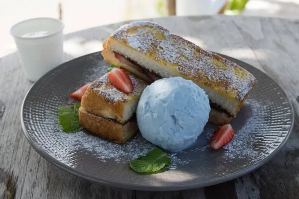 Bal tost dondurmalı çilek.