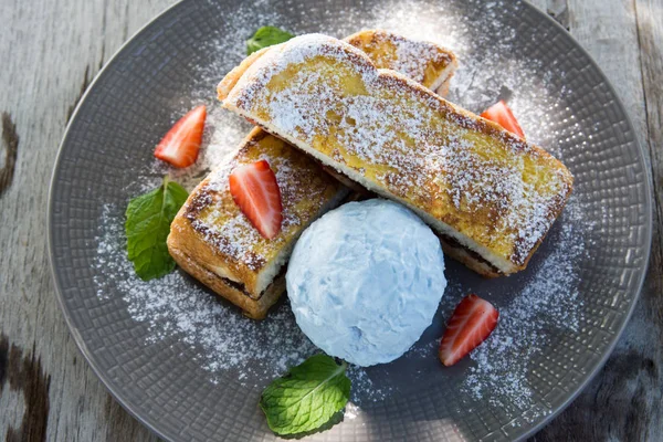 Bal tost dondurmalı çilek.