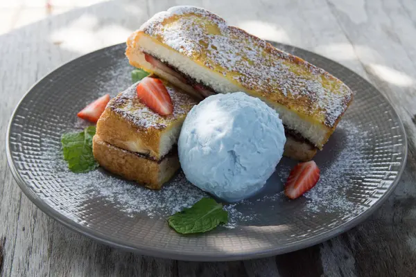 Bal tost dondurmalı çilek.
