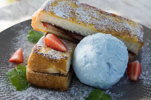 Bal tost dondurmalı çilek.