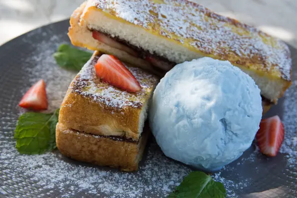 Bal tost dondurmalı çilek.