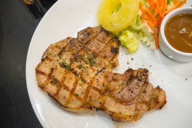 Domuz eti ızgara biftek ile kızarmış patates