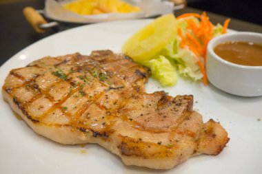 Domuz eti ızgara biftek ile kızarmış patates