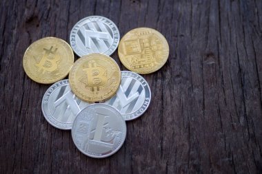 Ahşap doğa gün ışığında birçok parlak Kripto demir yığını