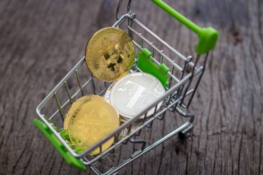 Alışveriş arabası Bitcoin woodden arka plan