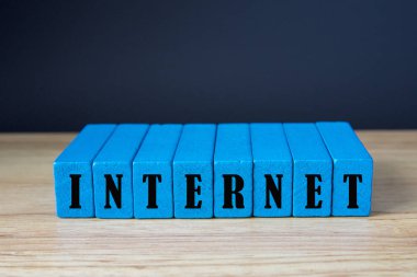 Ahşap blok siyah arka plan üzerinde kelime. Kavram iş online.