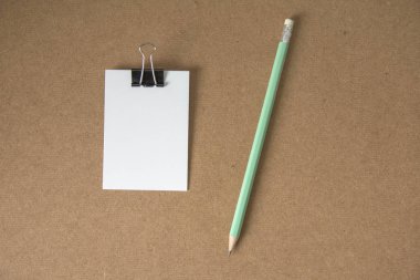 Beyaz kağıt mesaj notu mantar tahta üzerinde kalem ile