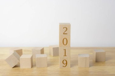 Tablo ve çimento duvar arka plan 2019 küpleri ahşap