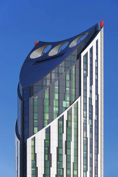 현대적인 건물 위에 바람 터빈입니다. 건축 세부 사항. — 스톡 사진