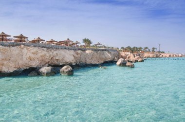 Kaya, deniz ve mavi gökyüzü - Sharm el-Seikh, Mısır