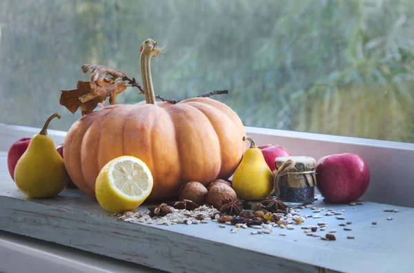 Calabaza de halloween sobre fondo de madera — Foto de Stock