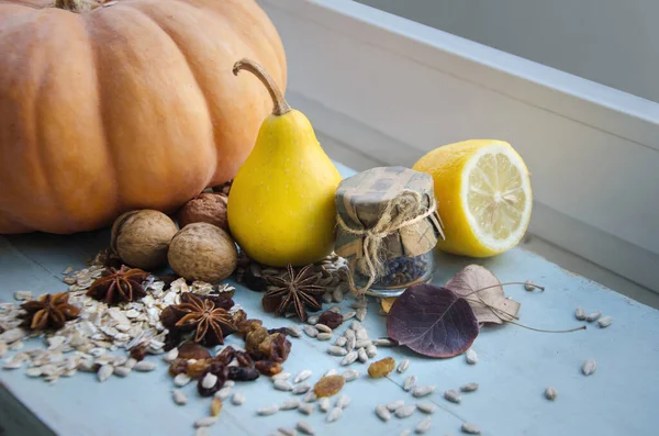 Halloween pumpa på trä bakgrund — Stockfoto