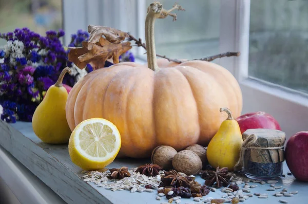 Calabaza de Halloween sobre fondo de madera y limón — Foto de Stock