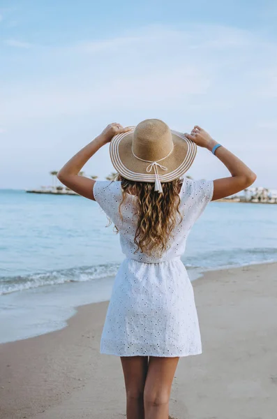 Happy woman enjoying beach relaxing joyful in summer by tropical blue water — Stock Photo, Image