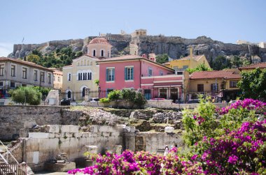 Atina'nın Plaka Semtinde renkli sokak manzarası.