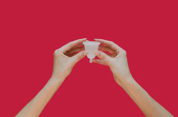 Menstruatiecup in handen op roze achtergrond. Alternatief vrouwelijk hygiëneproduct — Stockfoto