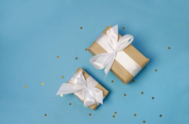 Gümüş süslemeler ve mavi arkaplanda mevcut